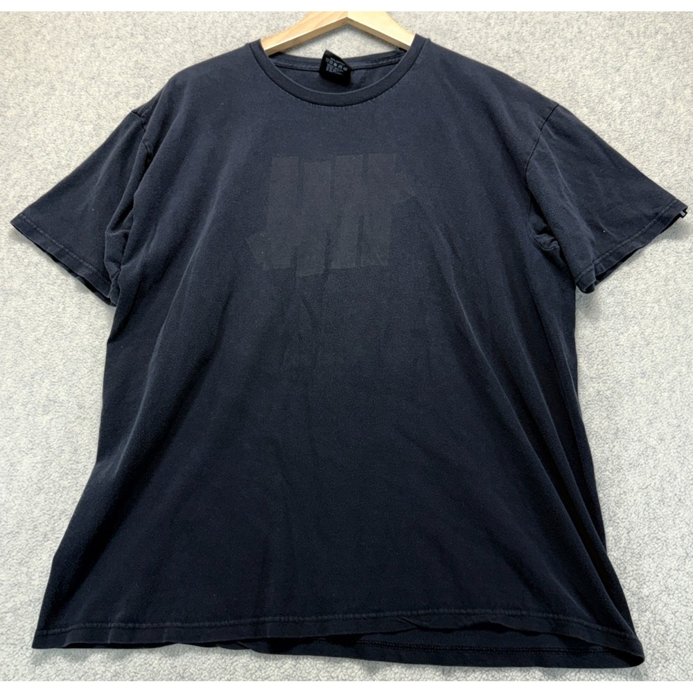Undefeated Mens T-Shirt Black Crew Neck Streetwear Spellout Graphic Logo L